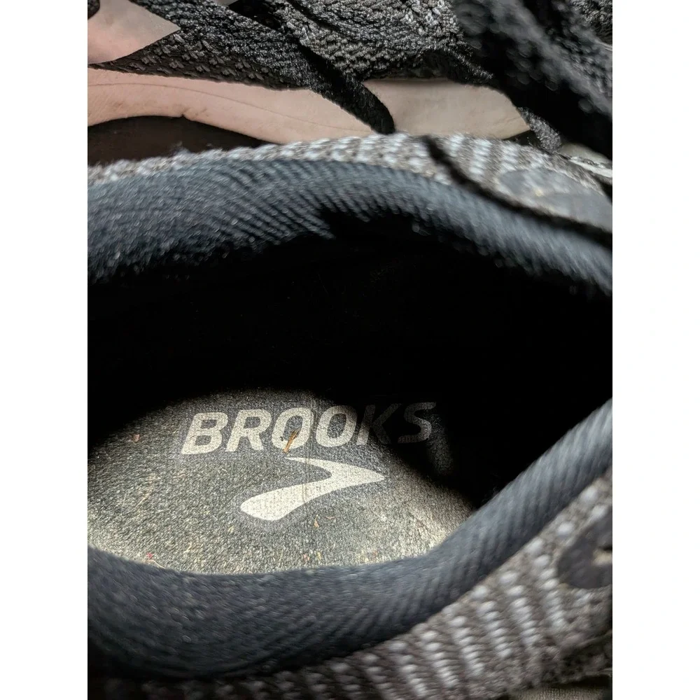 Brooks revel running